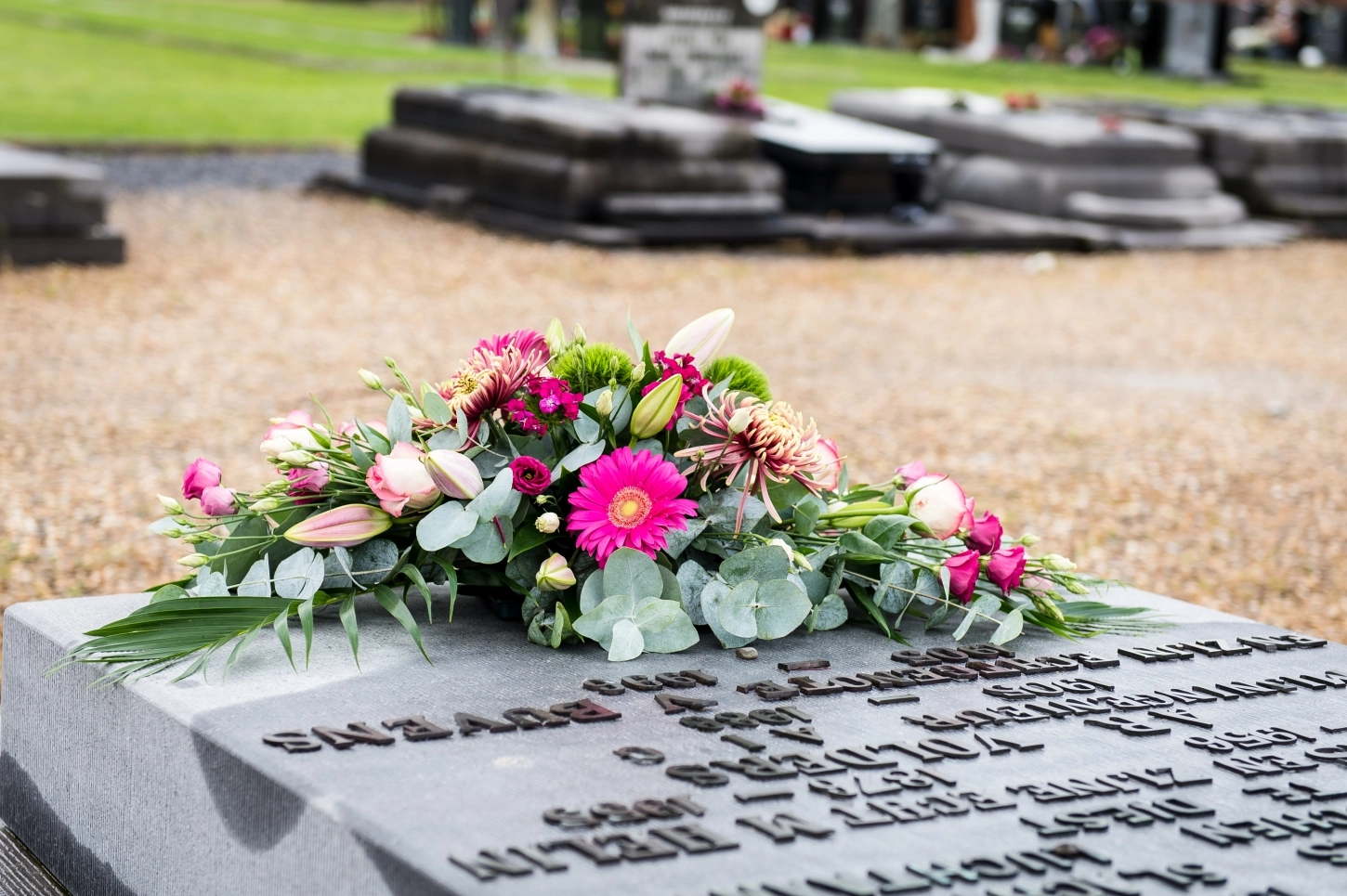 Rouwbloemen en grafstukken op maat vind je bij Belle Fleur.